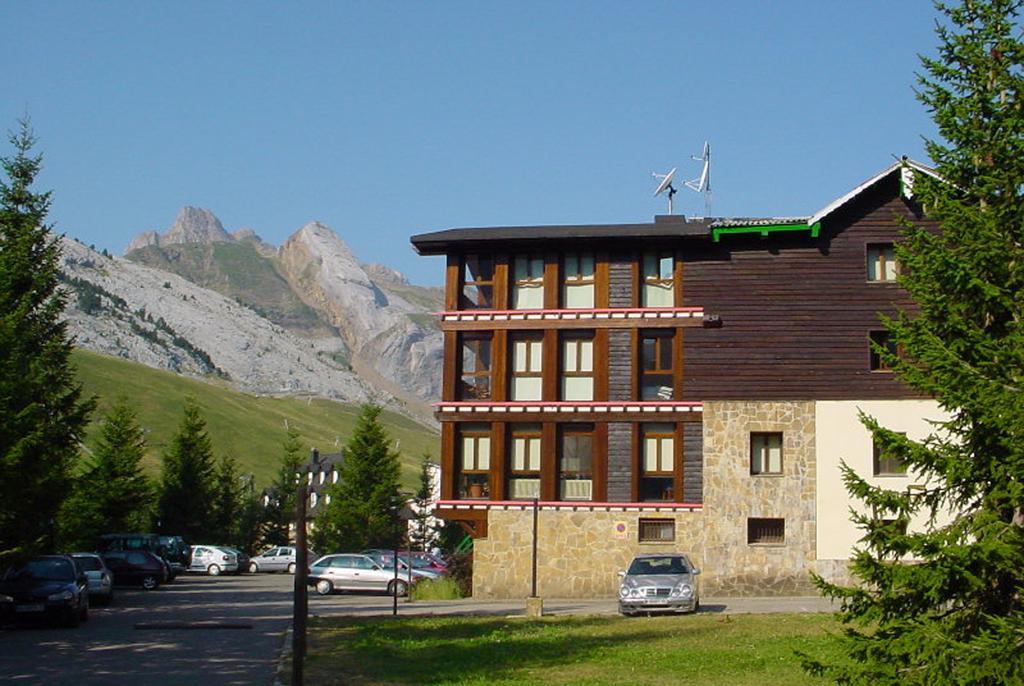 Hotel Candanchu Exterior photo